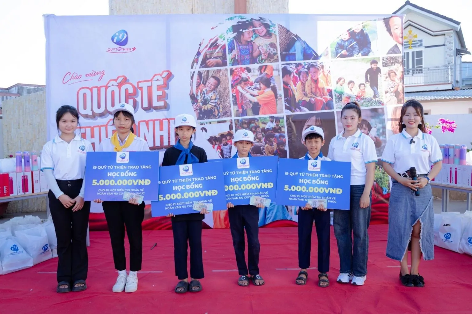 Biểu tượng tập trung vào khách hàng, thể hiện sự quan tâm của PG999 Slot đến trải nghiệm giải trí trực tuyến.